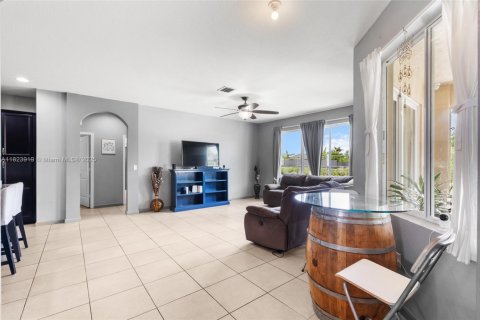 House in Miami, Florida 4 bedrooms, 252.88 sq.m. № 1935711 - photo 12