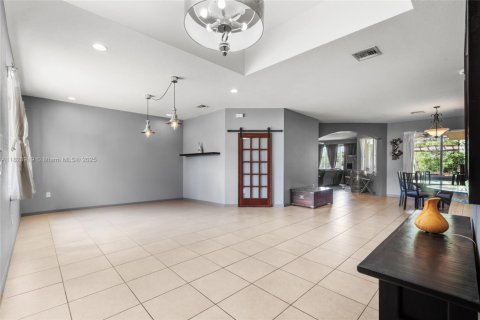 House in Miami, Florida 4 bedrooms, 252.88 sq.m. № 1935711 - photo 7