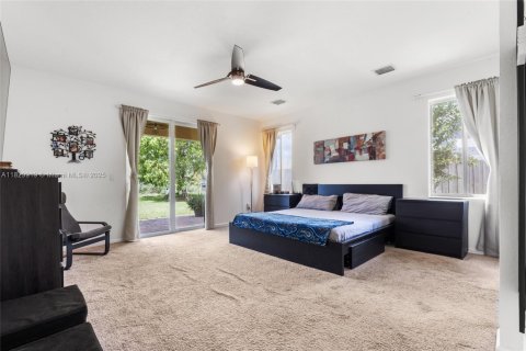 House in Miami, Florida 4 bedrooms, 252.88 sq.m. № 1935711 - photo 24