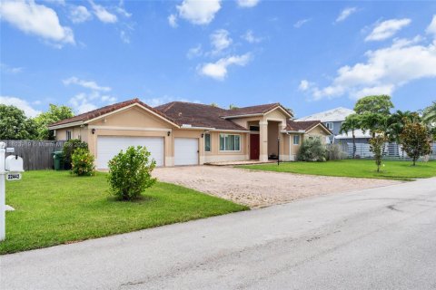 House in Miami, Florida 4 bedrooms, 252.88 sq.m. № 1935711 - photo 2