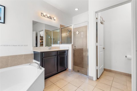 House in Miami, Florida 4 bedrooms, 252.88 sq.m. № 1935711 - photo 28