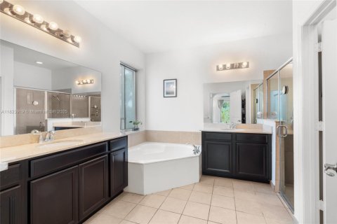 House in Miami, Florida 4 bedrooms, 252.88 sq.m. № 1935711 - photo 27