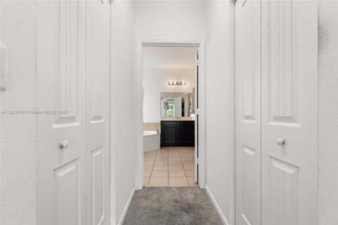 House in Miami, Florida 4 bedrooms, 252.88 sq.m. № 1935711 - photo 25