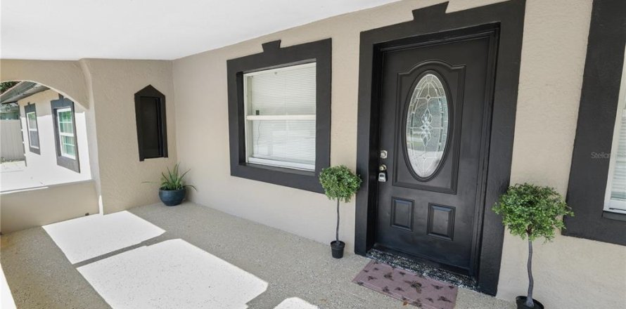 House in Mulberry, Florida 6 bedrooms, 209.49 sq.m. № 2116442