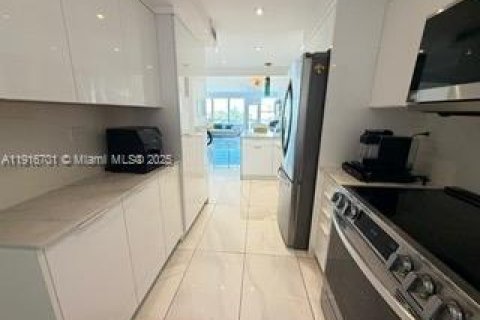 Снять в аренду кондоминиум в Холливуд, Флорида 2 спальни, 118.54м2, № 2082529 - фото 7