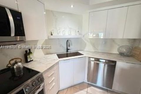 Снять в аренду кондоминиум в Холливуд, Флорида 2 спальни, 118.54м2, № 2082529 - фото 9