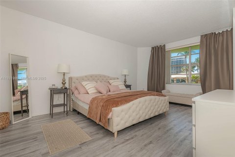 Condo in Hallandale Beach, Florida, 2 bedrooms  № 1992240 - photo 14