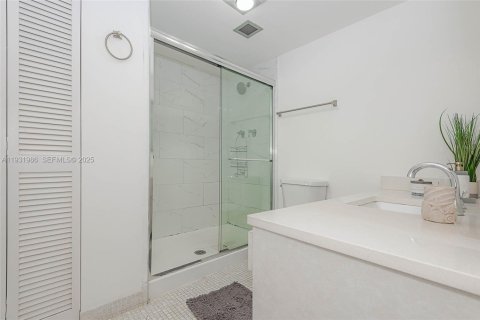 Condo in Hallandale Beach, Florida, 2 bedrooms  № 1992240 - photo 22