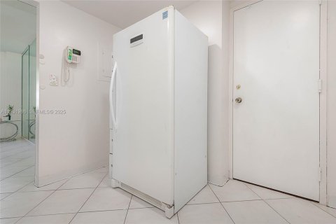 Condo in Hallandale Beach, Florida, 2 bedrooms  № 1992240 - photo 12