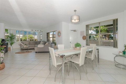 Condo in Hallandale Beach, Florida, 2 bedrooms  № 1992240 - photo 6