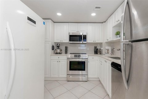Condo in Hallandale Beach, Florida, 2 bedrooms  № 1992240 - photo 10
