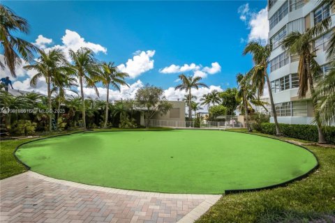 Condo in Hallandale Beach, Florida, 2 bedrooms  № 1992240 - photo 30