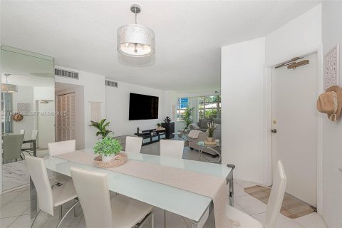 Condo in Hallandale Beach, Florida, 2 bedrooms  № 1992240 - photo 7