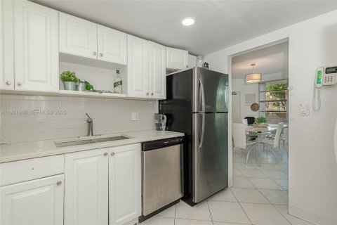 Condo in Hallandale Beach, Florida, 2 bedrooms  № 1992240 - photo 13