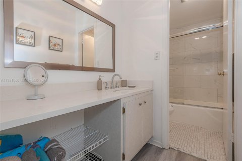 Condo in Hallandale Beach, Florida, 2 bedrooms  № 1992240 - photo 17