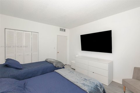 Condo in Hallandale Beach, Florida, 2 bedrooms  № 1992240 - photo 21