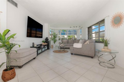 Condo in Hallandale Beach, Florida, 2 bedrooms  № 1992240 - photo 1