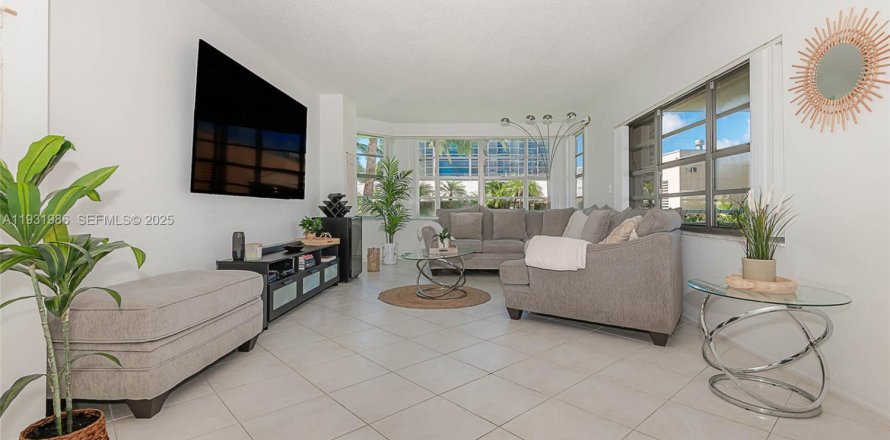 Condo in Hallandale Beach, Florida, 2 bedrooms  № 1992240