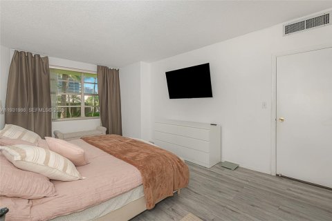 Condo in Hallandale Beach, Florida, 2 bedrooms  № 1992240 - photo 15