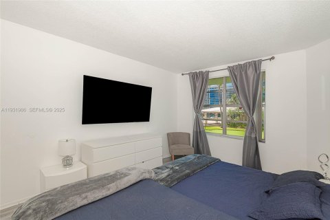 Condo in Hallandale Beach, Florida, 2 bedrooms  № 1992240 - photo 20