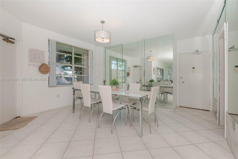 Condo in Hallandale Beach, Florida, 2 bedrooms  № 1992240 - photo 4