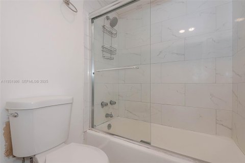 Condo in Hallandale Beach, Florida, 2 bedrooms  № 1992240 - photo 18