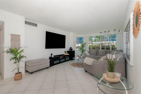 Condo in Hallandale Beach, Florida, 2 bedrooms  № 1992240 - photo 9