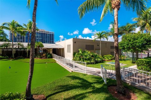 Condo in Hallandale Beach, Florida, 2 bedrooms  № 1992240 - photo 26