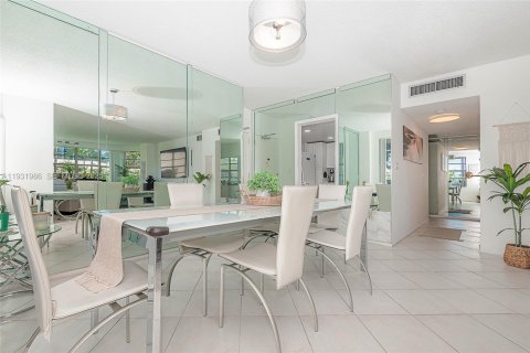 Condo in Hallandale Beach, Florida, 2 bedrooms  № 1992240 - photo 5
