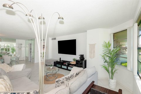 Condo in Hallandale Beach, Florida, 2 bedrooms  № 1992240 - photo 3