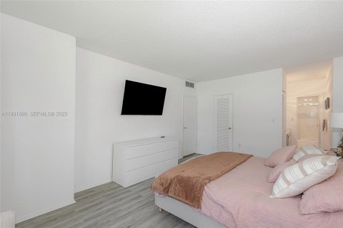 Condo in Hallandale Beach, Florida, 2 bedrooms  № 1992240 - photo 16