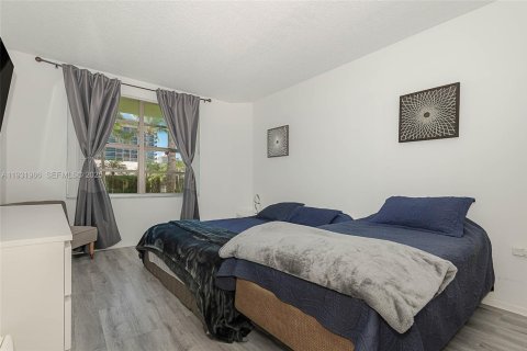 Condo in Hallandale Beach, Florida, 2 bedrooms  № 1992240 - photo 19