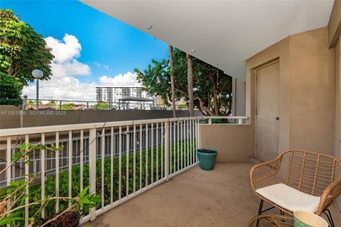 Condo in Hallandale Beach, Florida, 2 bedrooms  № 1992240 - photo 25