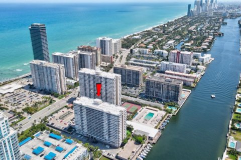 Condo in Hallandale Beach, Florida, 2 bedrooms  № 1992240 - photo 28