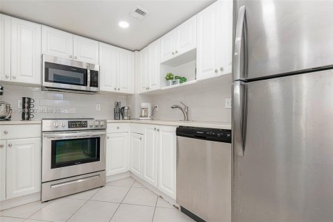 Condo in Hallandale Beach, Florida, 2 bedrooms  № 1992240 - photo 11