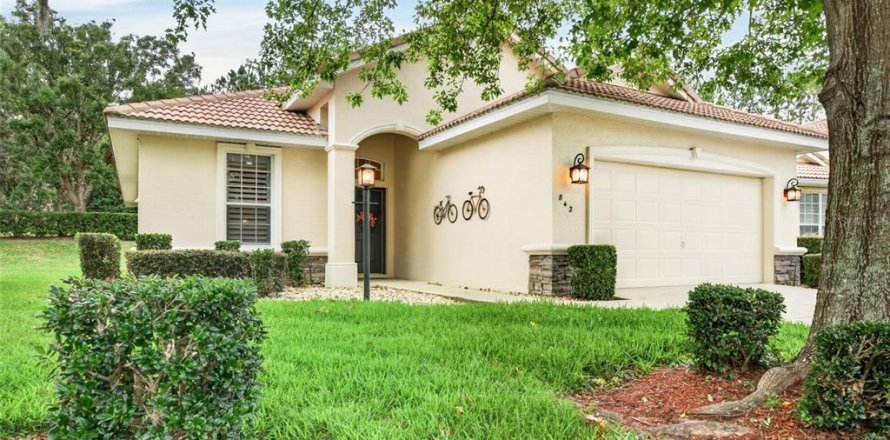 House in Hernando, Florida 2 bedrooms, 154.78 sq.m. № 2121628