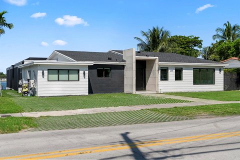 House in Miami, Florida 4 bedrooms, 199.74 sq.m. № 2081960 - photo 3