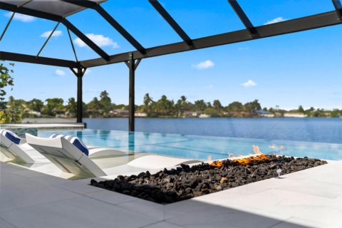 House in Miami, Florida 4 bedrooms, 199.74 sq.m. № 2081960