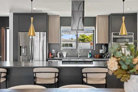 House in Miami, Florida 4 bedrooms, 199.74 sq.m. № 2081960 - photo 9
