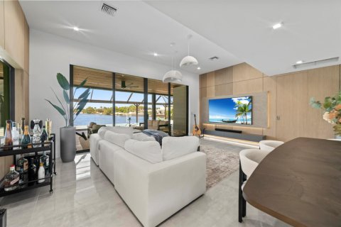 House in Miami, Florida 4 bedrooms, 199.74 sq.m. № 2081960 - photo 6