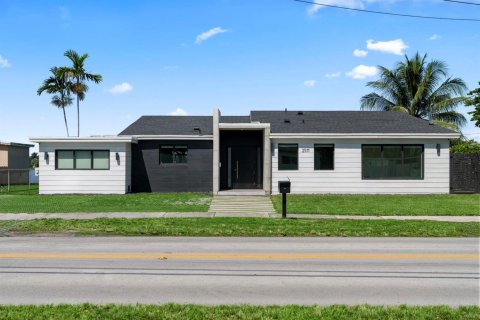 House in Miami, Florida 4 bedrooms, 199.74 sq.m. № 2081960 - photo 2