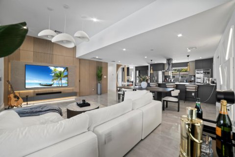House in Miami, Florida 4 bedrooms, 199.74 sq.m. № 2081960 - photo 8
