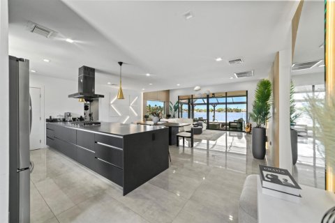 House in Miami, Florida 4 bedrooms, 199.74 sq.m. № 2081960 - photo 5