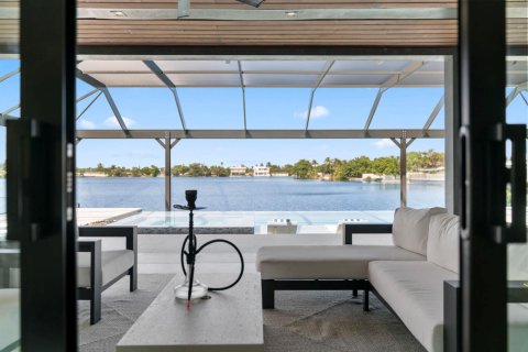 House in Miami, Florida 4 bedrooms, 199.74 sq.m. № 2081960 - photo 17