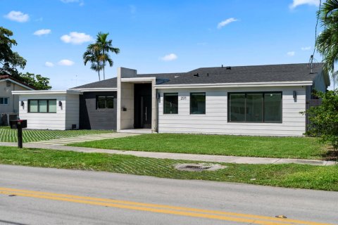 House in Miami, Florida 4 bedrooms, 199.74 sq.m. № 2081960 - photo 4
