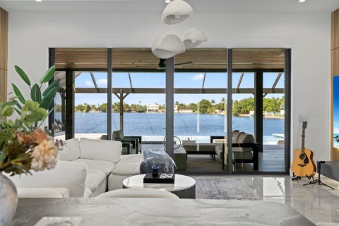 House in Miami, Florida 4 bedrooms, 199.74 sq.m. № 2081960 - photo 16