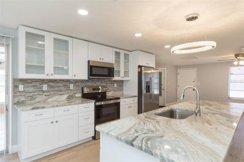 House in Port Richey, Florida 2 bedrooms, 117.06 sq.m. № 1612807 - photo 9