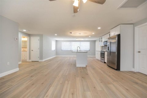 House in Port Richey, Florida 2 bedrooms, 117.06 sq.m. № 1612807 - photo 6