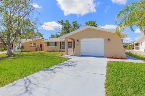 House in Port Richey, Florida 2 bedrooms, 117.06 sq.m. № 1612807 - photo 2