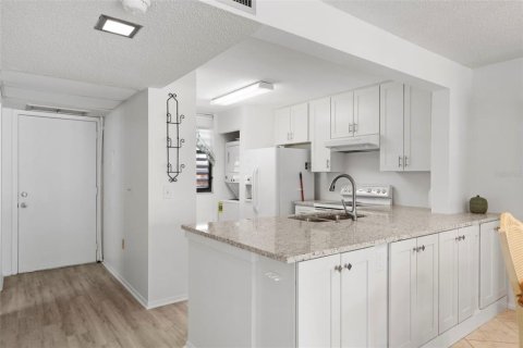 Condo in Bradenton, Florida, 2 bedrooms № 2214490 - photo 8